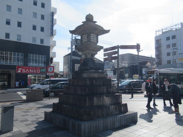 JR奈良駅前の石燈籠