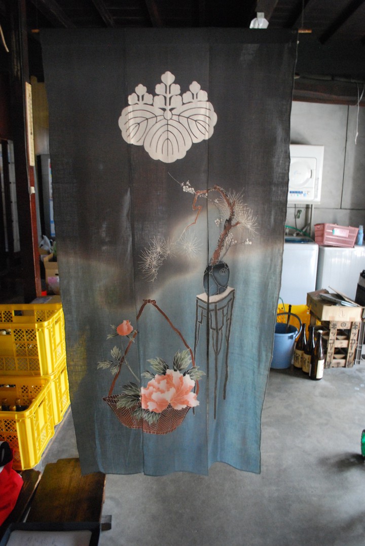 花嫁のれんの向こうが工場