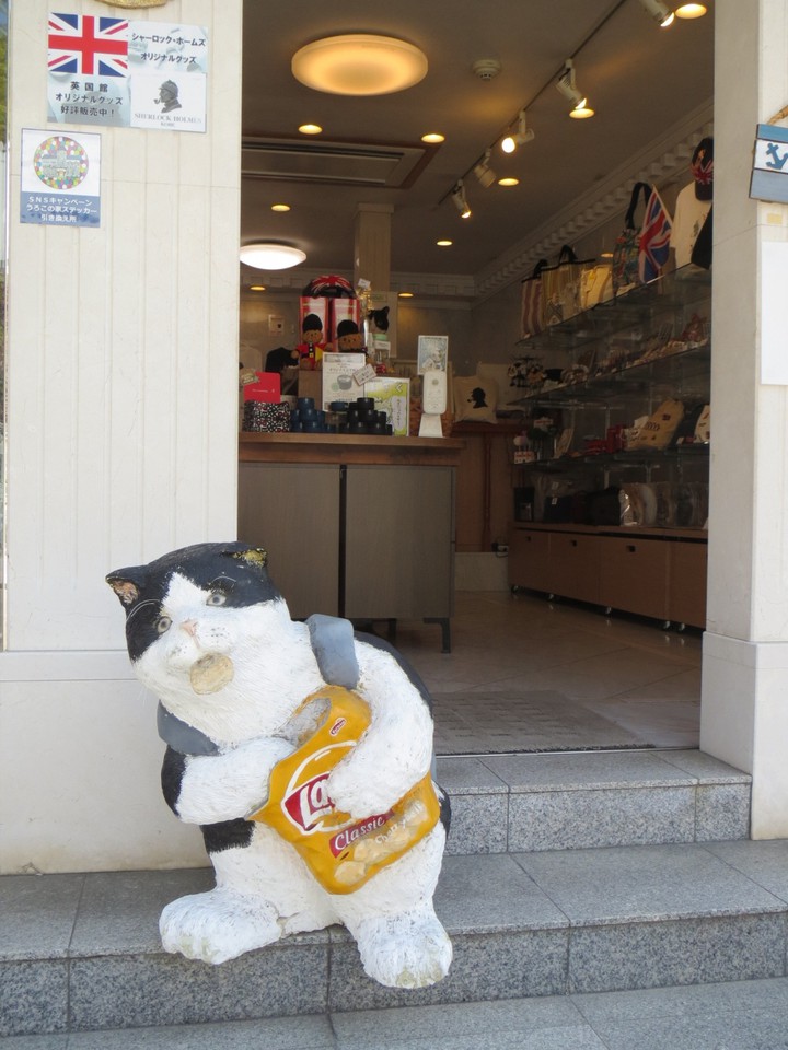 お店の入り口　マスコットのネコがお出迎え