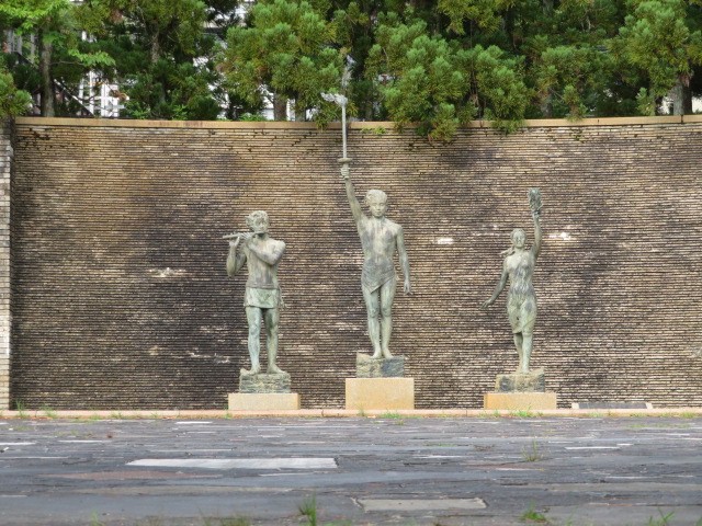 聖火ランナーの像があります