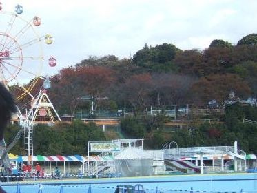 夕暮れ時の人のほとんどいない手柄山遊園