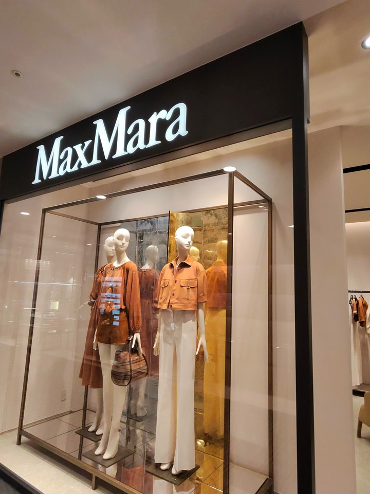 MaxMaraの店舗ウィンドウ、モダンなデザインの衣類とバッグが展示
