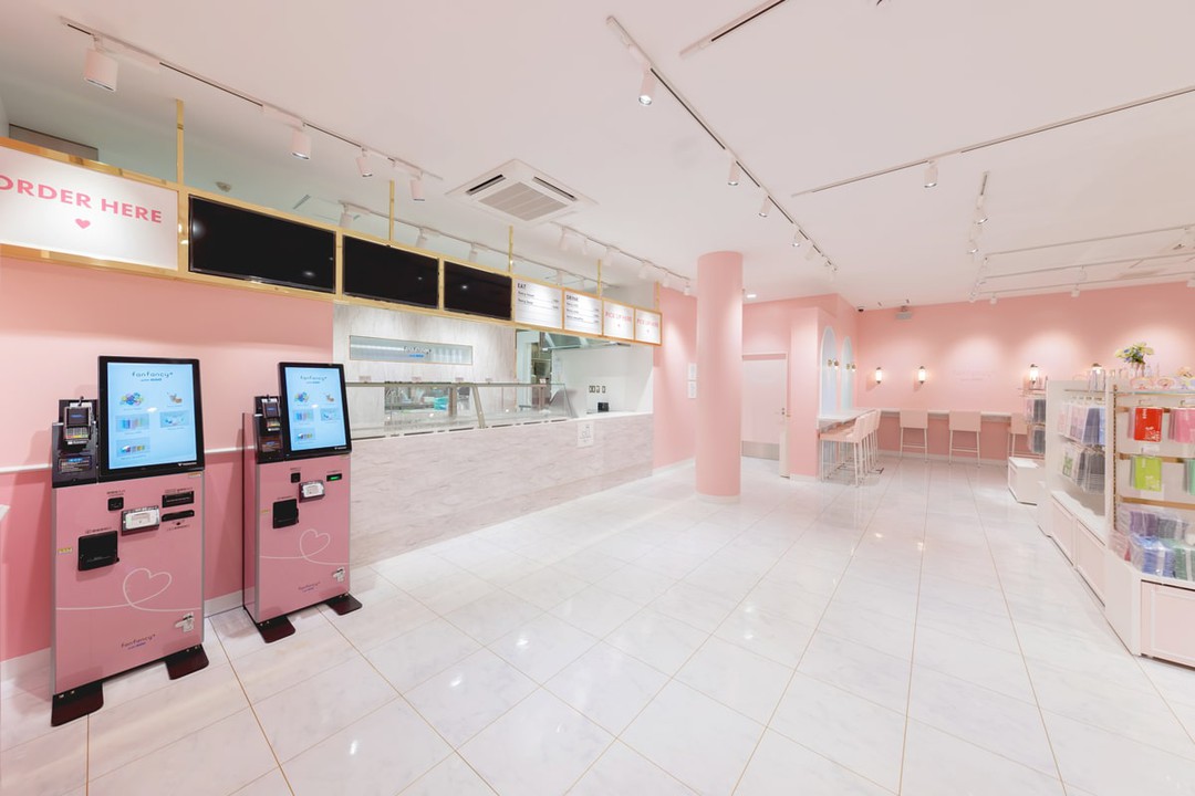 ピンクの内装が可愛らしいセルフオーダーシステムを備えた店舗