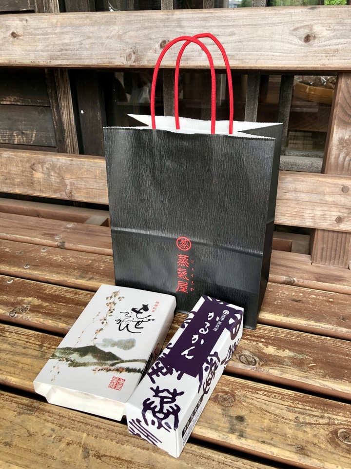 外のベンチで少し休憩