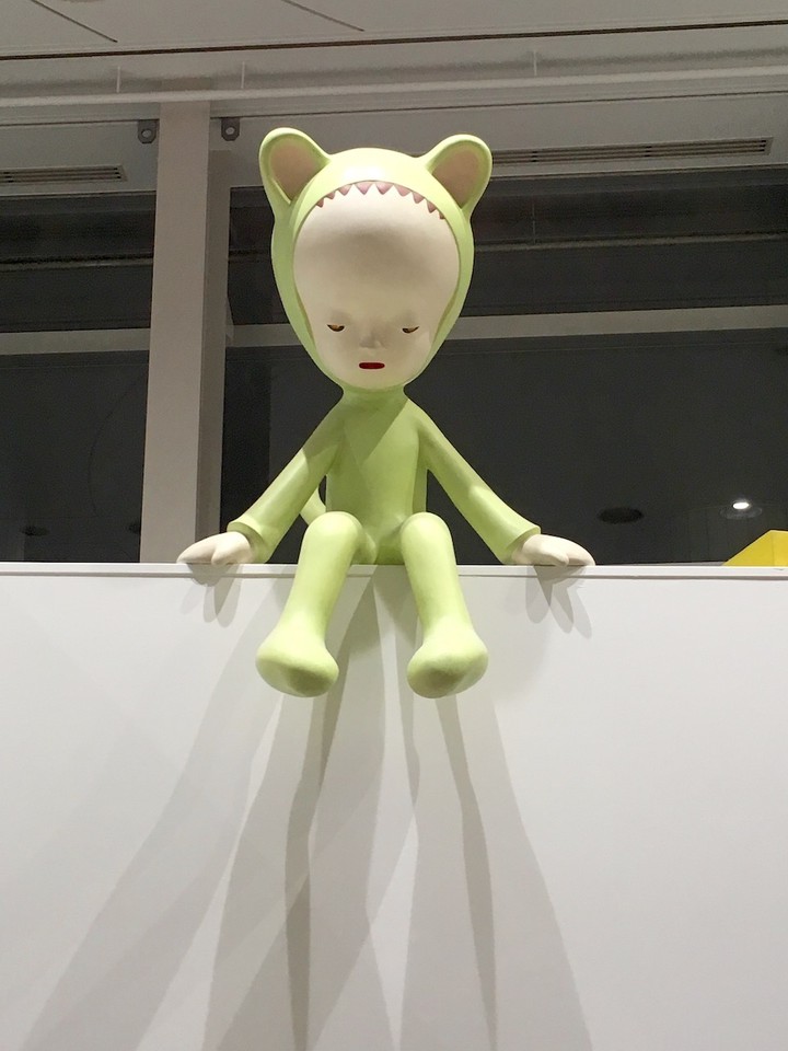 上の階の人形