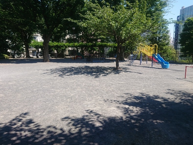 高台の台上にある一ツ木公園の様子と遊具の状況が判ります。