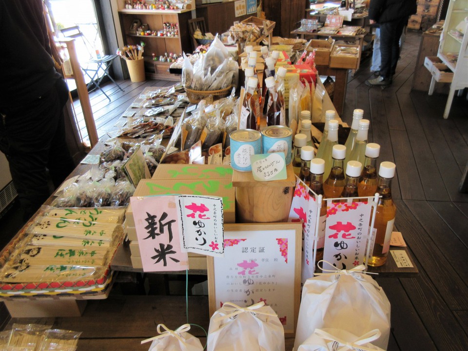 特産品や加工食品、雑貨などが並んでいます