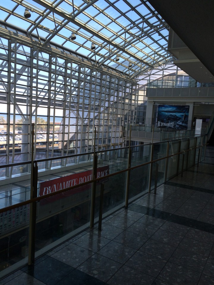 建物の中　市役所のような感じで整然としています