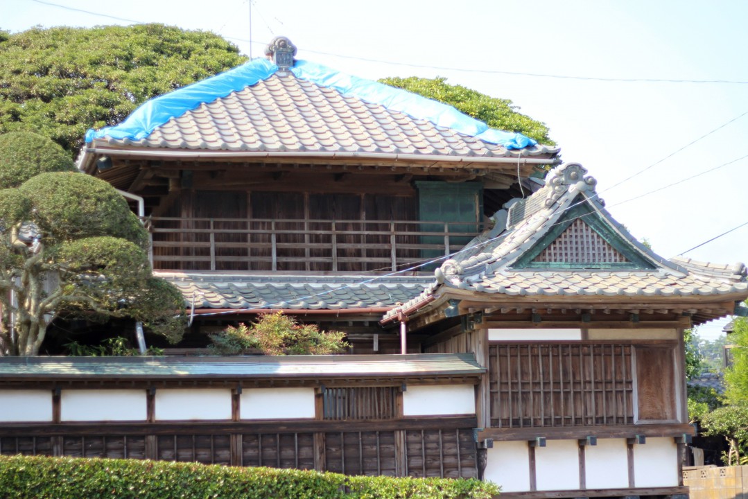 屋根は補修中