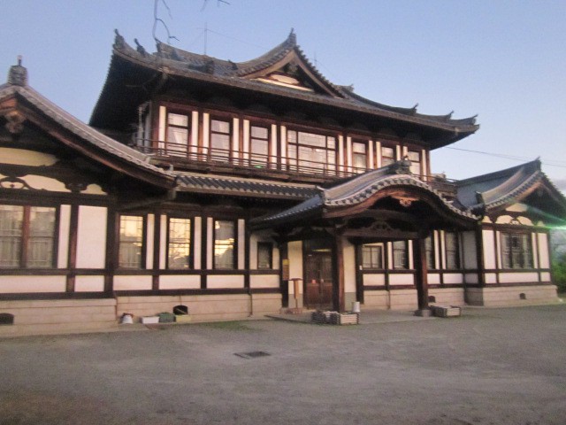 立派な建物の旧奈良県立図書館の様子