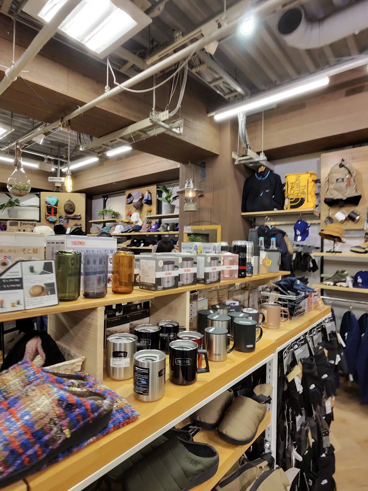 L-Breathの店内の様子。多種多様なアウトドア用品がディスプレイされている