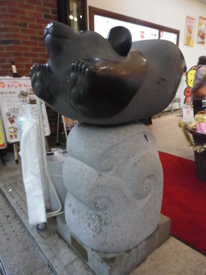 飛ぶパンダ