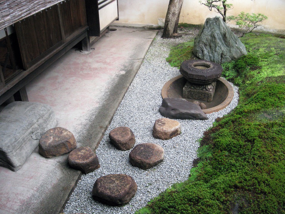茶室前蹲