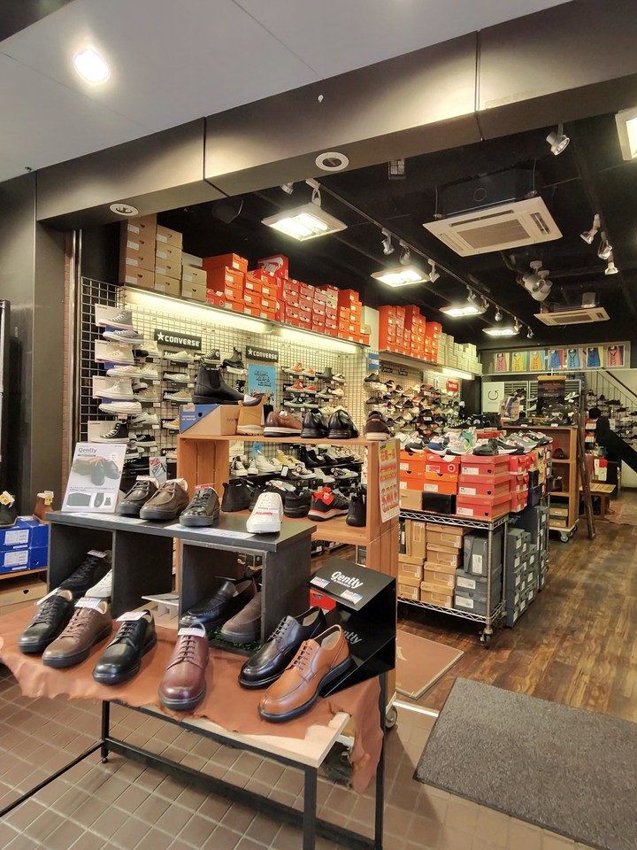 すずちゅうの店内の靴売り場