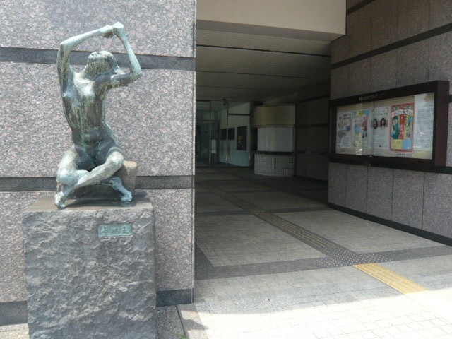 練馬文化センターの入口です。入口横の彫像が斬新的です。