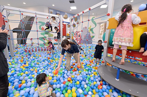 ボーネルンドあそびのせかいグランフロント大阪店のボールプール画像