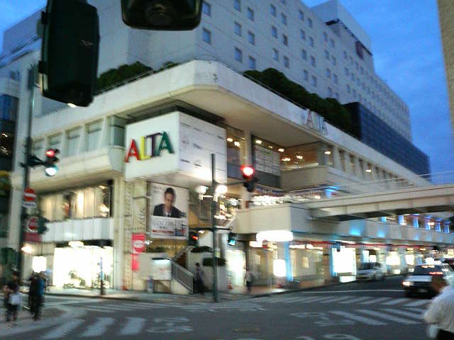 ラブラ万代の斜向かいで、夕方以降も人が多めです。