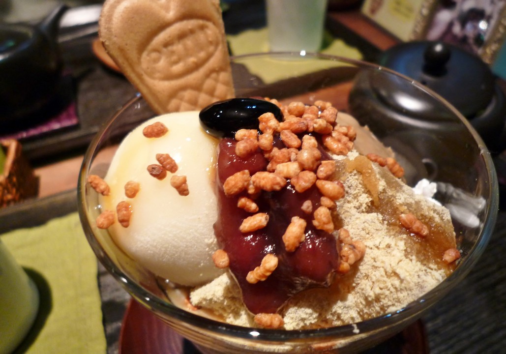 ほうじ茶パフェ　炒り米が芳ばしい　わらび餅も美味しい