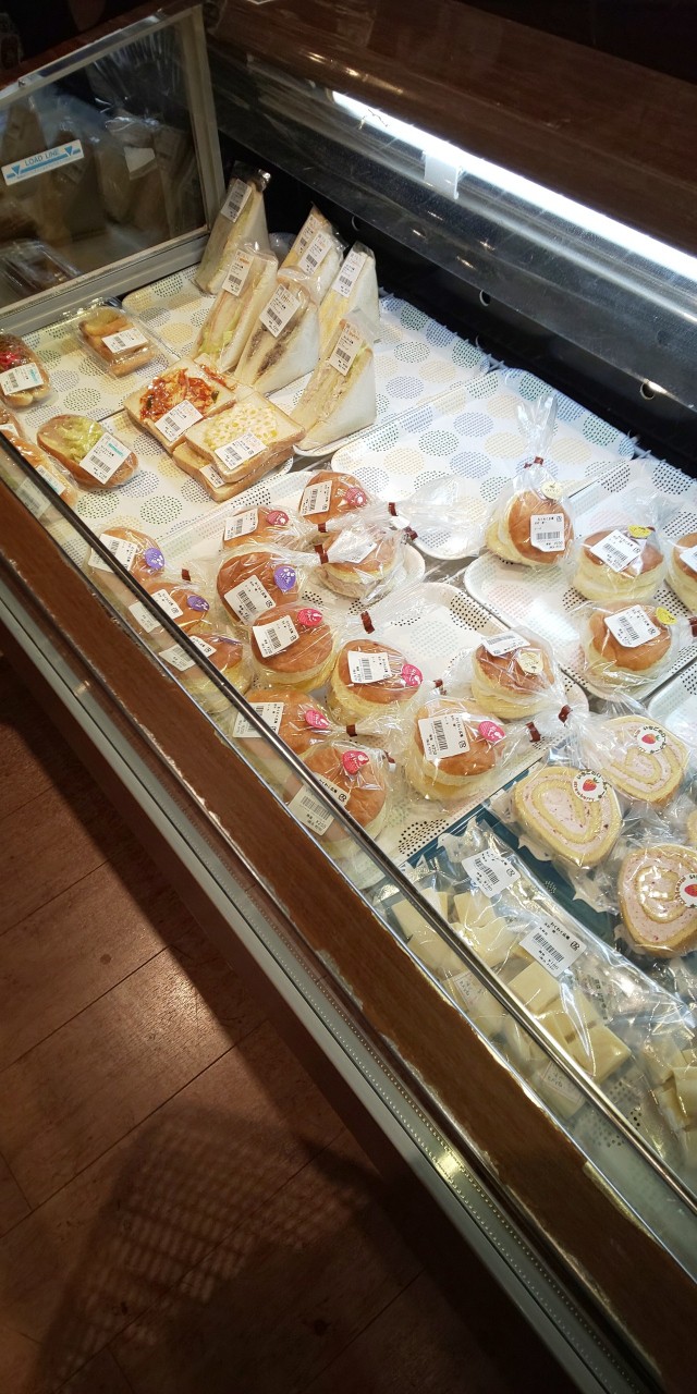 地元の人がつくったお菓子などを販売しているお店