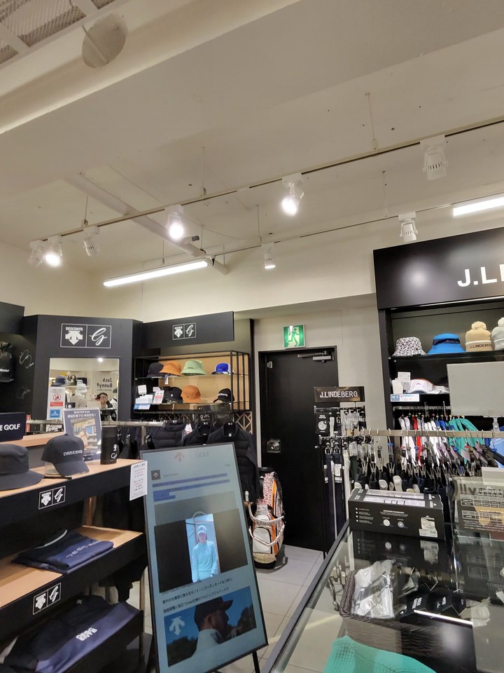 Victoria Golfの店舗の店内のゴルフ商品