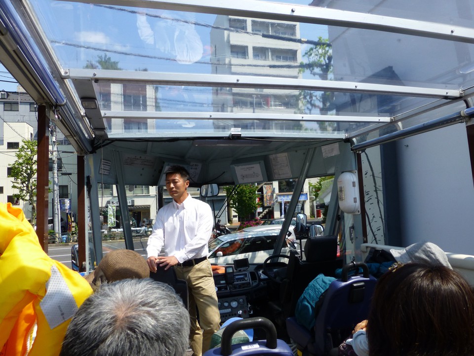 車内です．窓ガラスなし，天井も透明です．