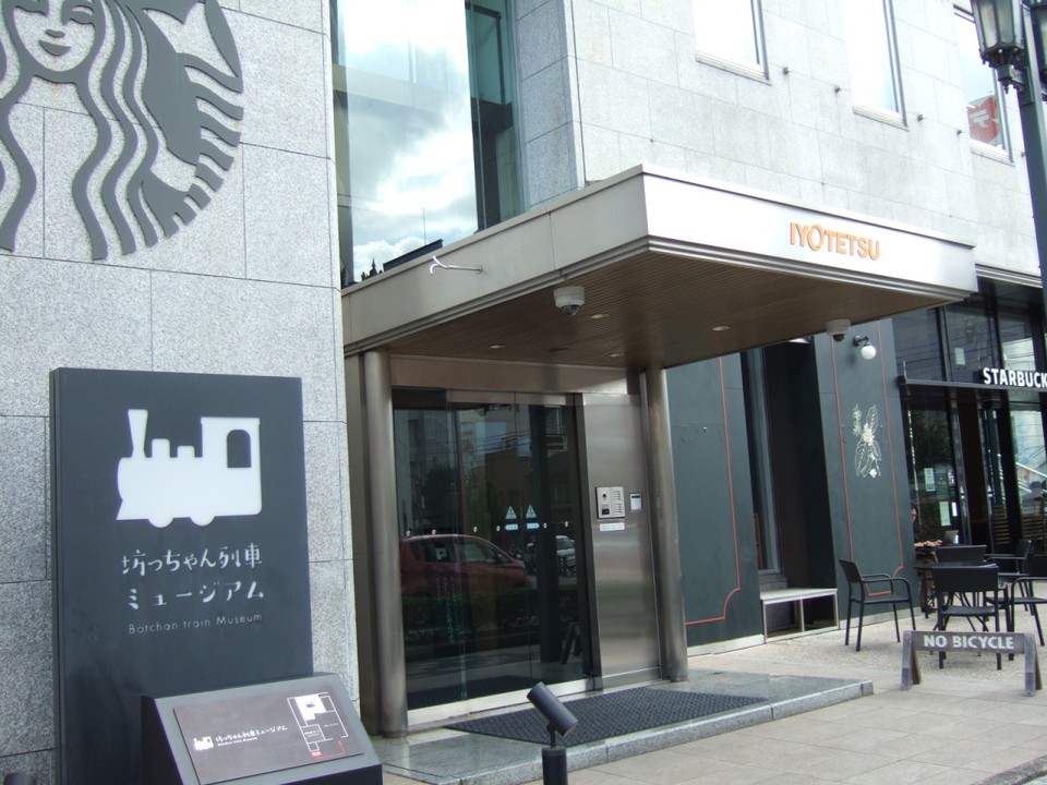 右側のスタバを入って奥にあります