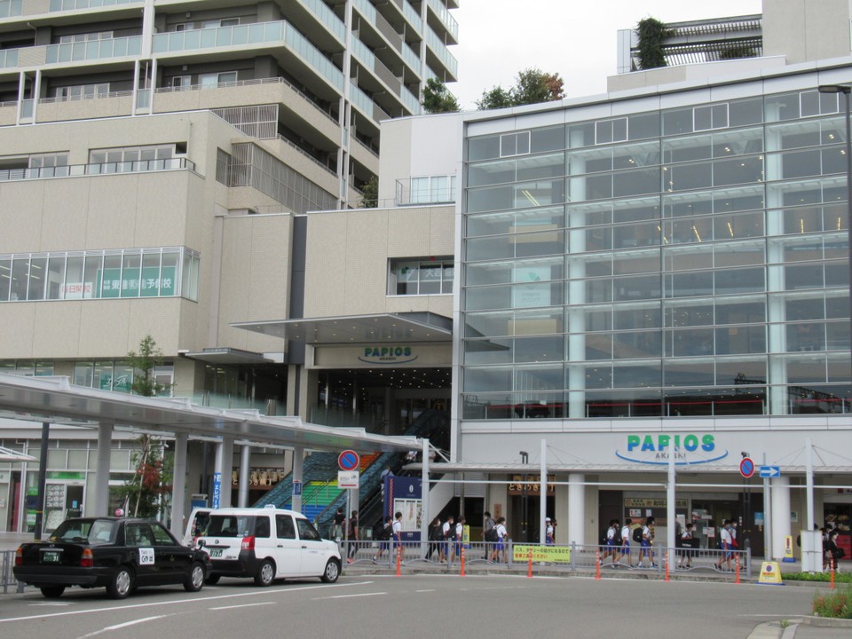 明石駅の南口を出たところに