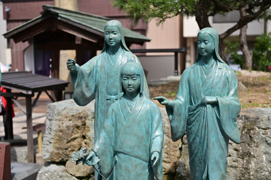 茶々ら三姉妹の像も