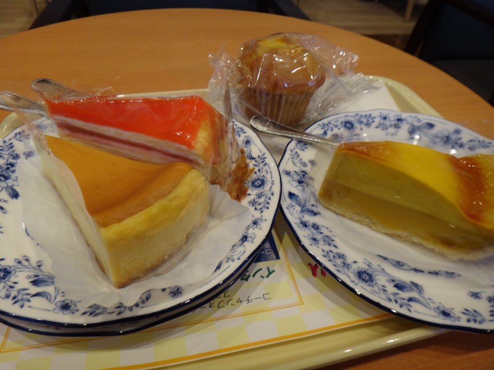 パンプキンタルト、ミルクレープとベリークレープ、マフィンです