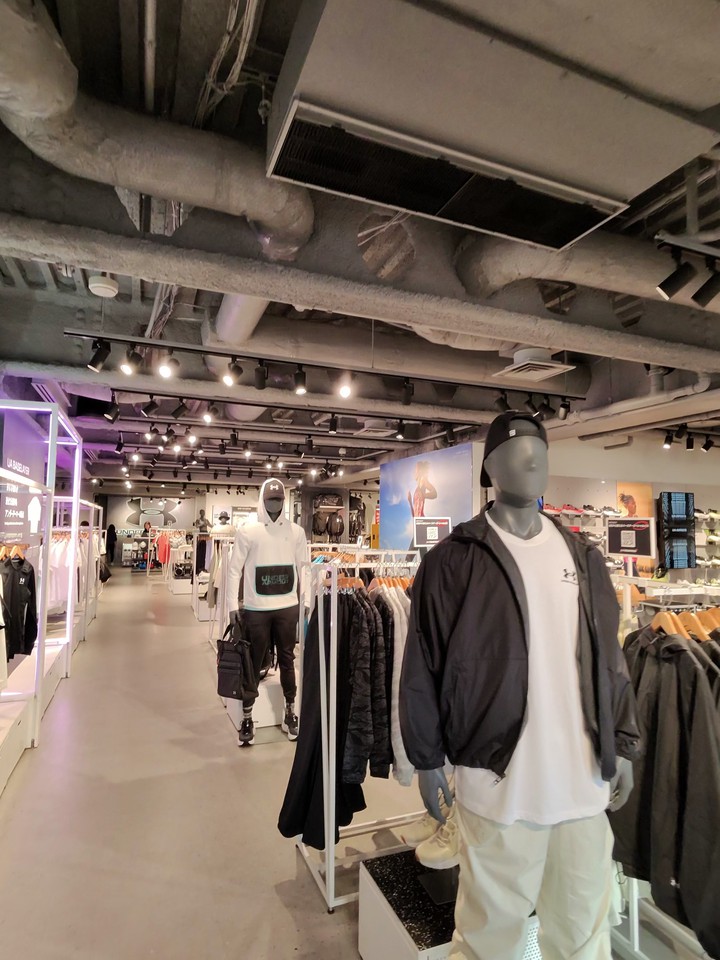 UNDER ARMOUR BRAND HOUSEの店内の売り場