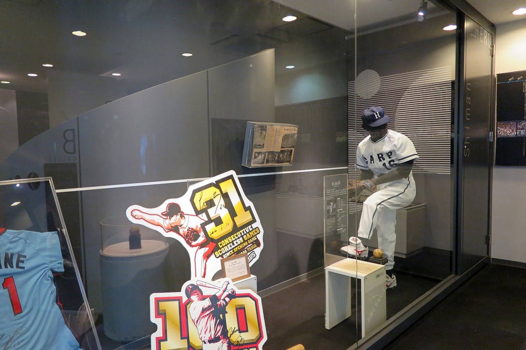 入口すぐのところには…おぉ、安仁屋宗八のユニフォーム！