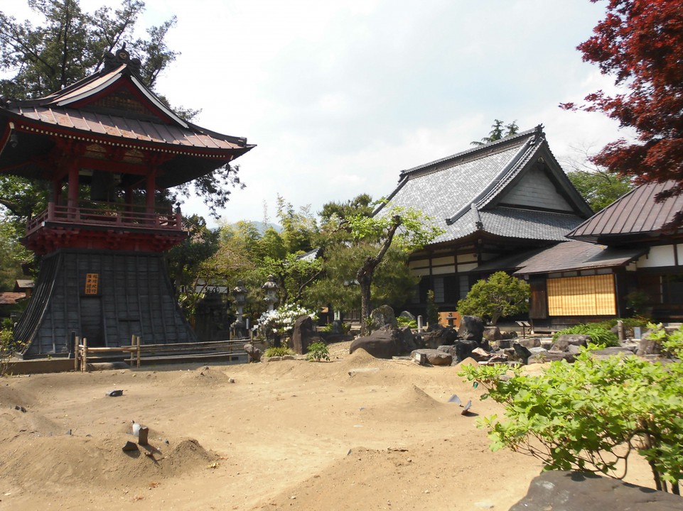 左は鐘楼堂、右が本堂