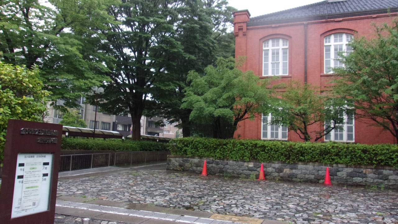 周囲の緑に映える赤レンガの建物