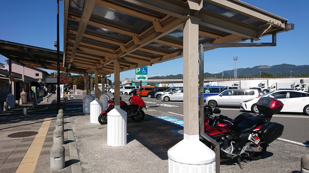 昔は駐輪場は無かったが今では屋根付きの立派なものがある。