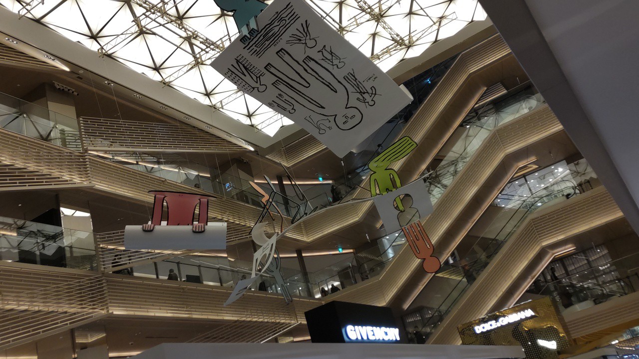 GINZA SIXビル内観画像。