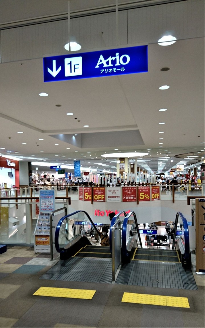 エスカレーターの後の通路に音がなる仕掛けがある