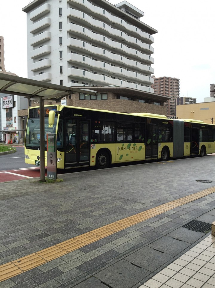 フェリエ前バス停にて。