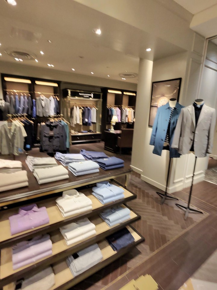 シンプルで高級感あふれるマッキントッシュのメンズウェアが並んだ店内