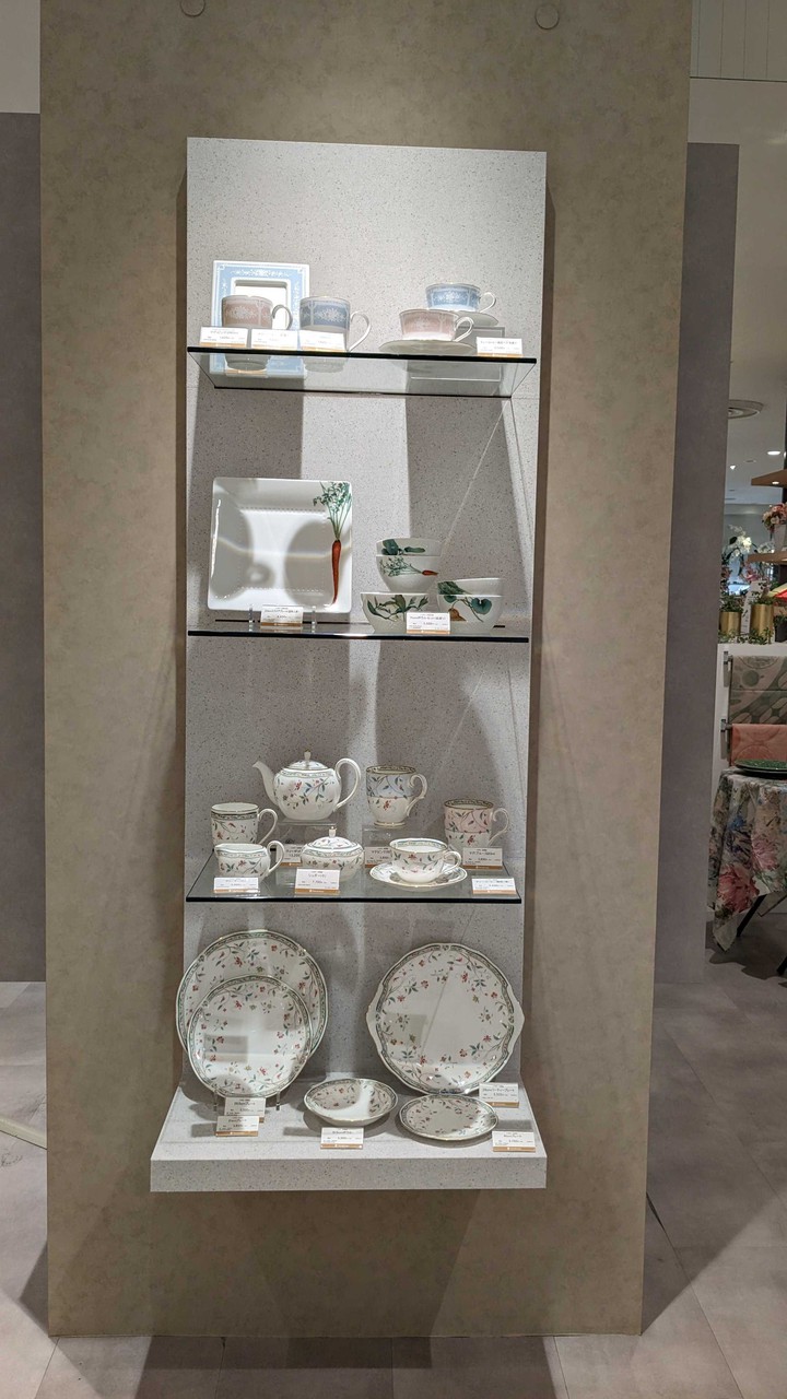 新宿高島屋の和洋食器売り場に展示されている繊細な花柄の食器セット。ティーセットからプレートまで、優雅なデザインの陶器が並んでいます。