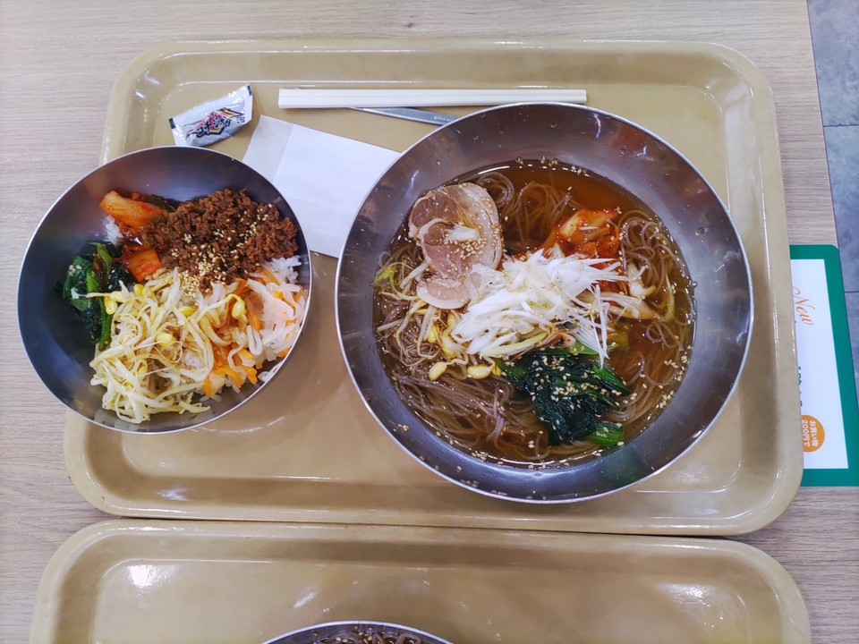 フードコート内「金金醤」の「冷麺ビビンパセット」です。