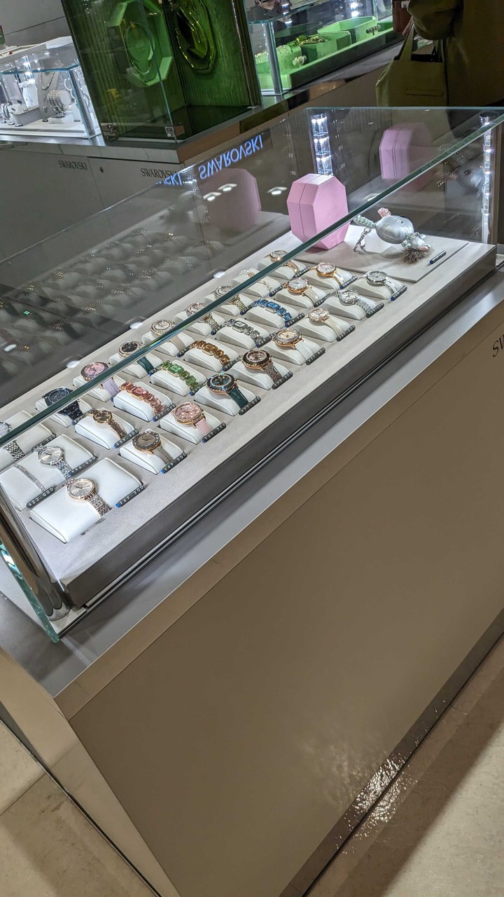 ガラスケース内に、煌びやかな時計コレクションが並べられた様子。