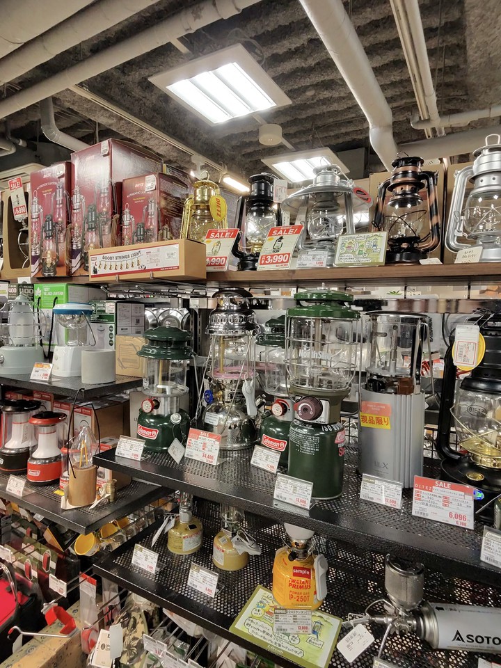 L-Breathの店内の様子。多種多様なアウトドア用品がディスプレイされている