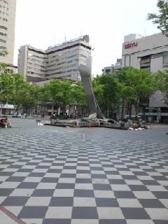路面は白黒のモザイクのようになっています。