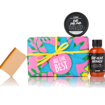 LUSHのボディケア商品が並べられたギフトセットの画像。