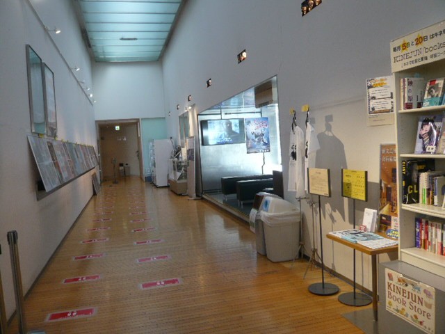 新文芸坐の館内の様子です。受付と待合室があります。