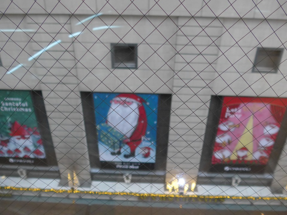 外から見えるウィンドウにもクリスマスの演出が