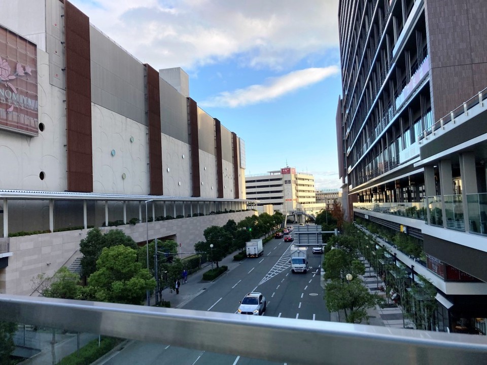駅側の外観