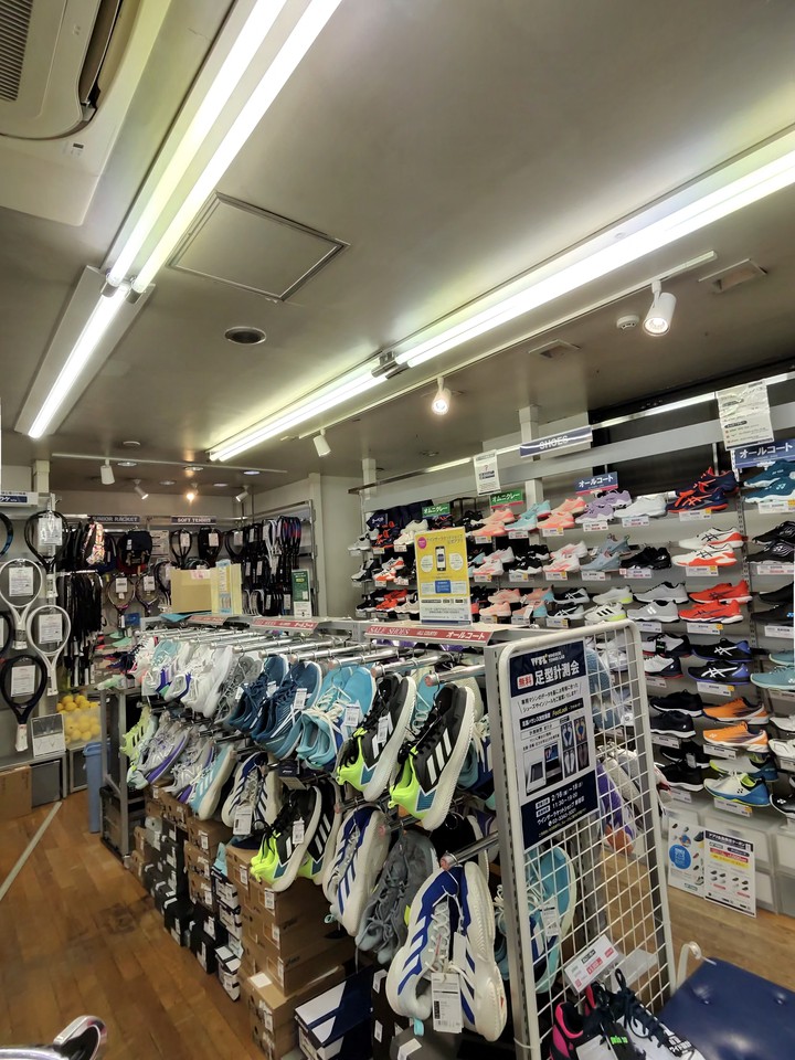 WINDSOR RACKETSHOPの店内の売り場
