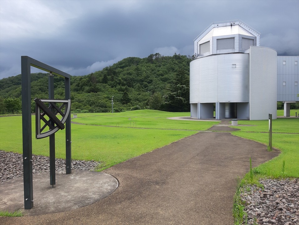 館外には、芝生がきれいな惑星広場もありました。