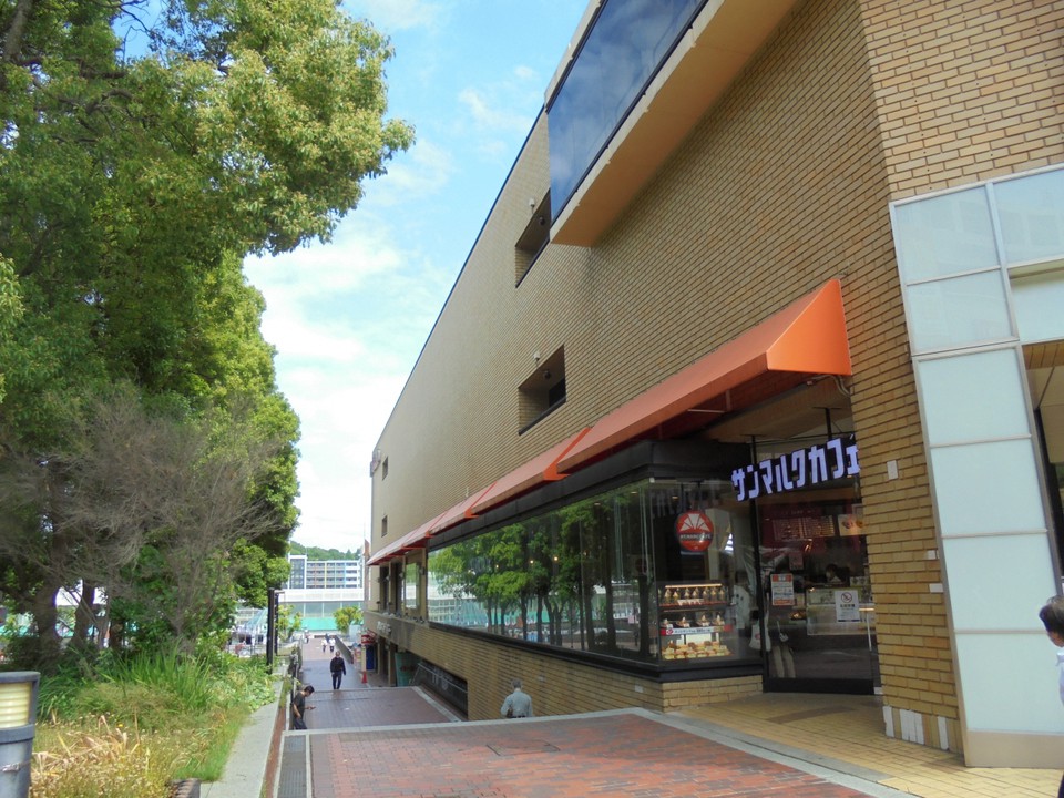 斜面上に建っています